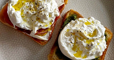 Skrudinto batono sumuštiniai su serano kumpiu ir burrata sūriu