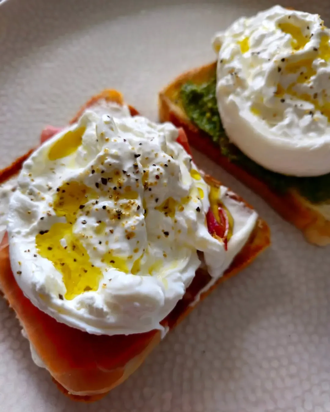 Skrudinto batono sumuštiniai su serano kumpiu ir burrata sūriu