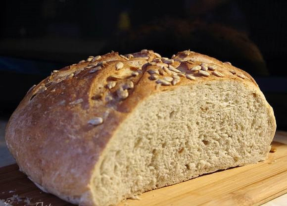 Хлеб пшеничный ржаной на сухих дрожжах. Хлеб пшеничный с ржаным солодом. Домашний хлеб с семечками. Французский хлеб с семечками. Полезный хлеб из грубой муки.