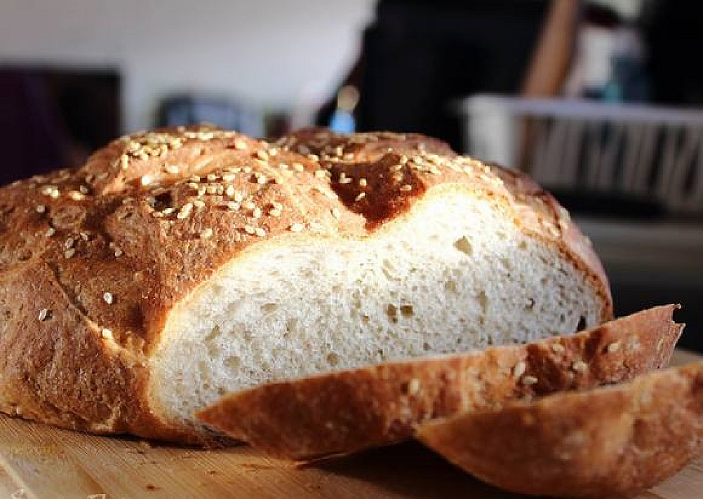 Хлеб пшеничный ржаной на сухих дрожжах. Пшенично-ржаной хлеб. Хлеб ржаной с семечками. Ржаной хлеб с семечками в духовке. Хлеб и вода.