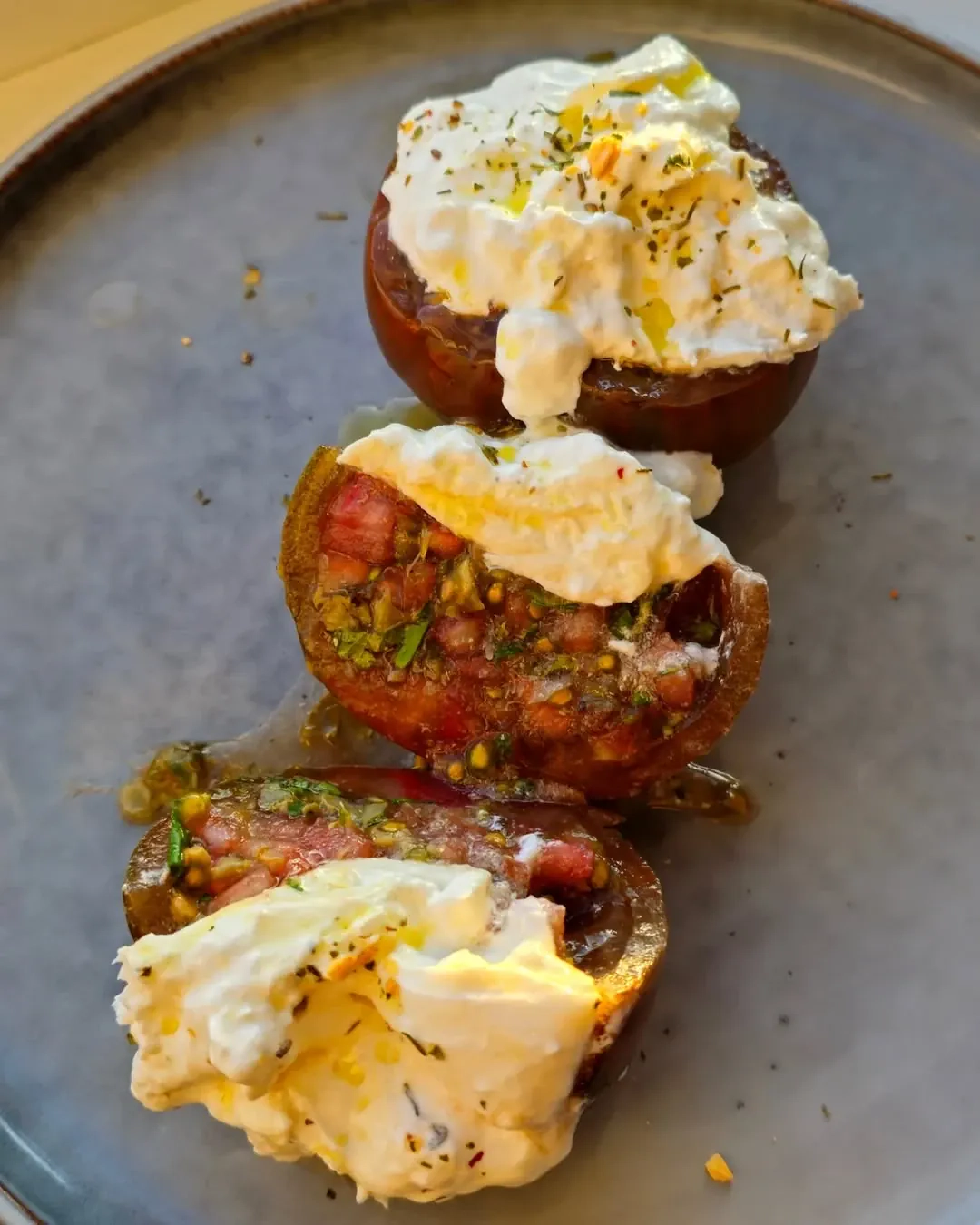 Įdaryti pomidorai su burrata sūriu