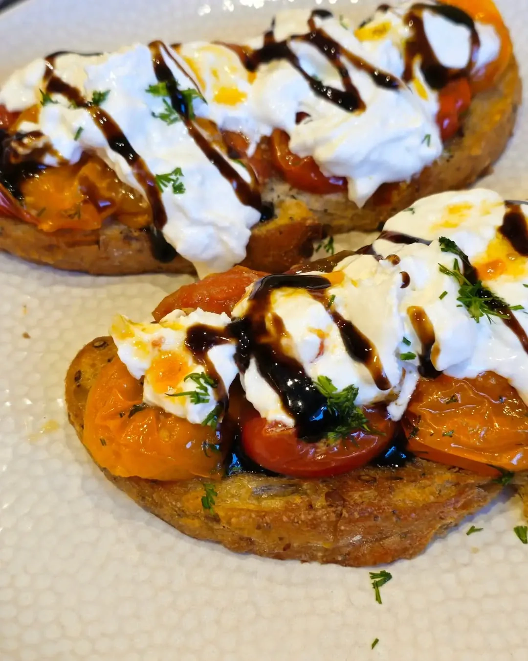 Skrudintos duonos sumuštiniai su burrata, vyšniniais pomidorais ir balzamiko padažu