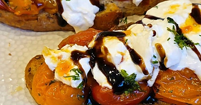 Skrudintos duonos sumuštiniai su burrata, vyšniniais pomidorais ir balzamiko padažu