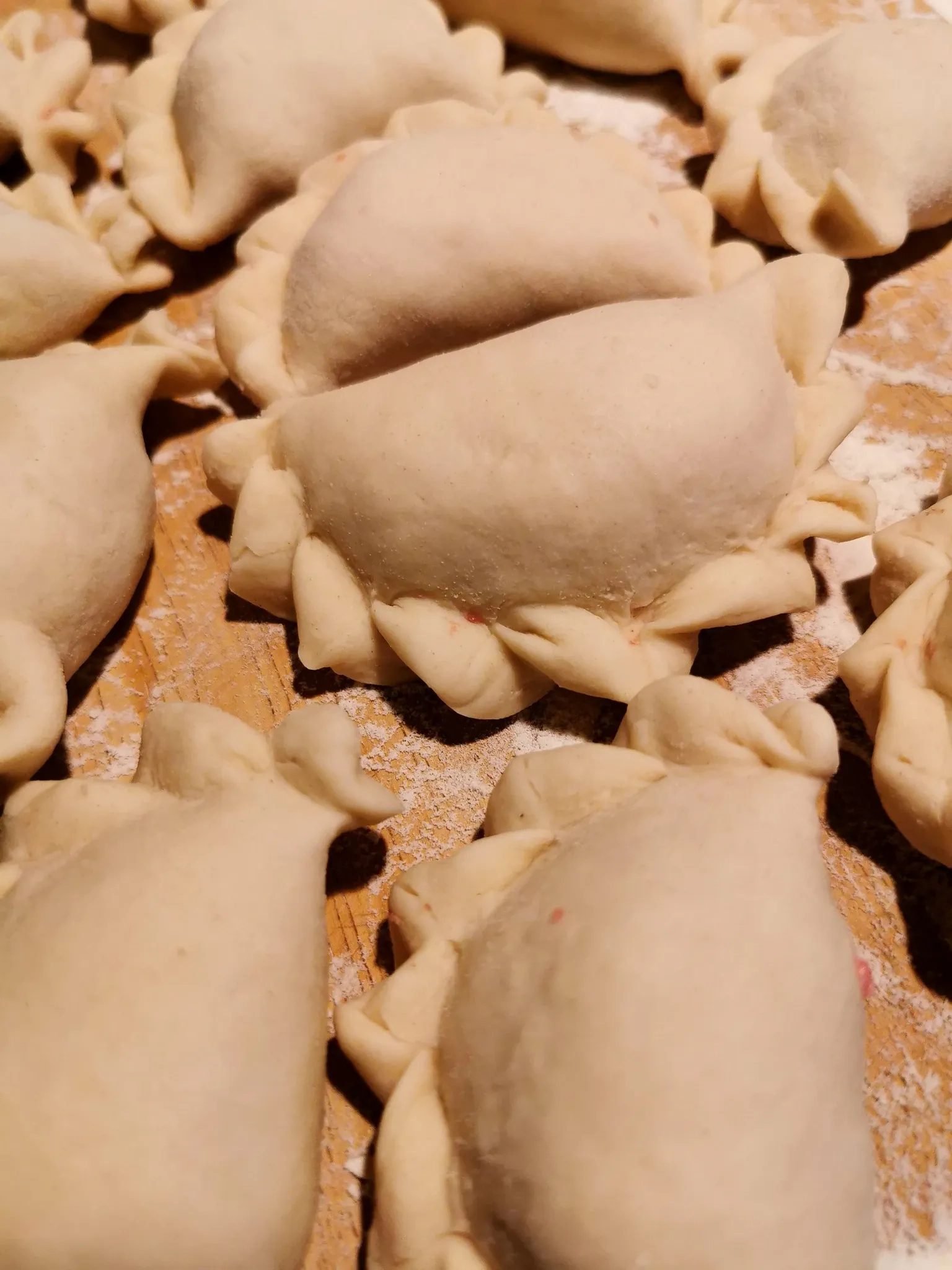 Plikytos tešlos koldūnai su jautiena ir džiovintų baravykų padažas