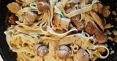 Makaronai su marinuotais baravykais ir grietinėle