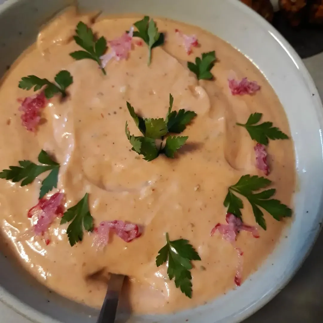 Pikantiškas majonezo, medaus ir agurkų padažas