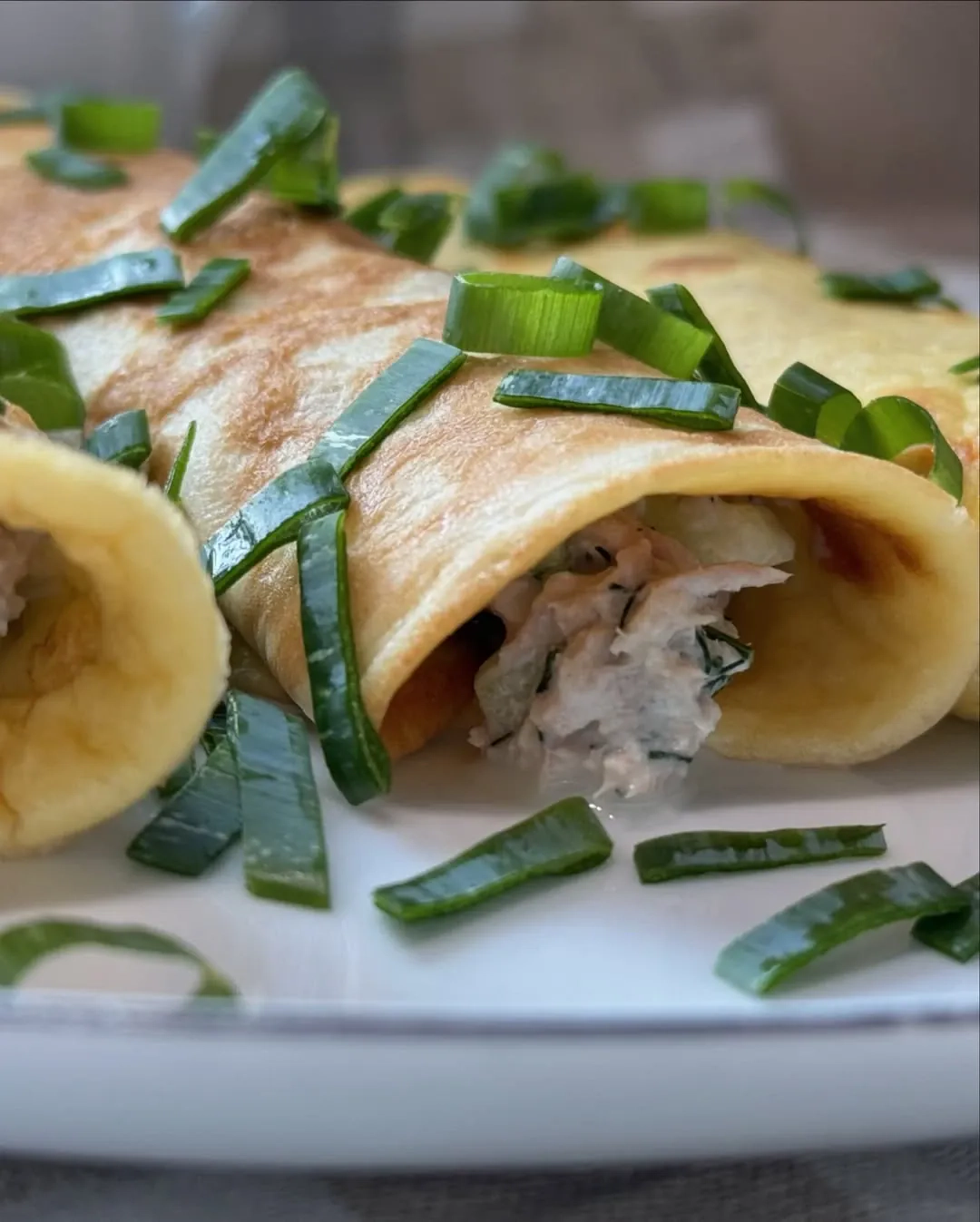 Skanūs keto blyneliai su tunu ir žaliuoju agurku