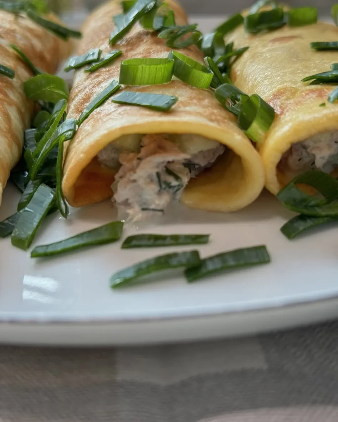 Skanūs keto blyneliai su tunu ir žaliuoju agurku