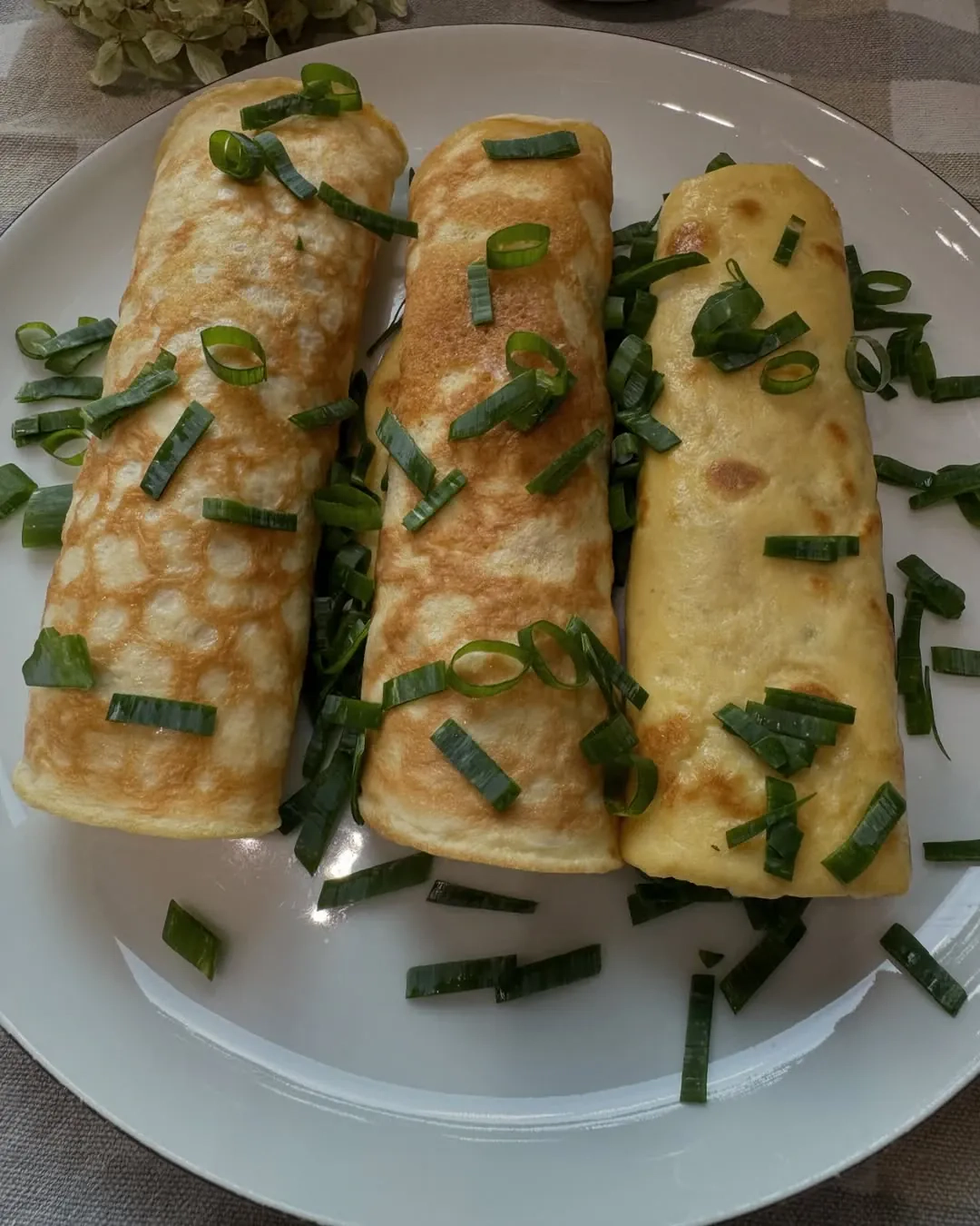 Skanūs keto blyneliai su tunu ir žaliuoju agurku