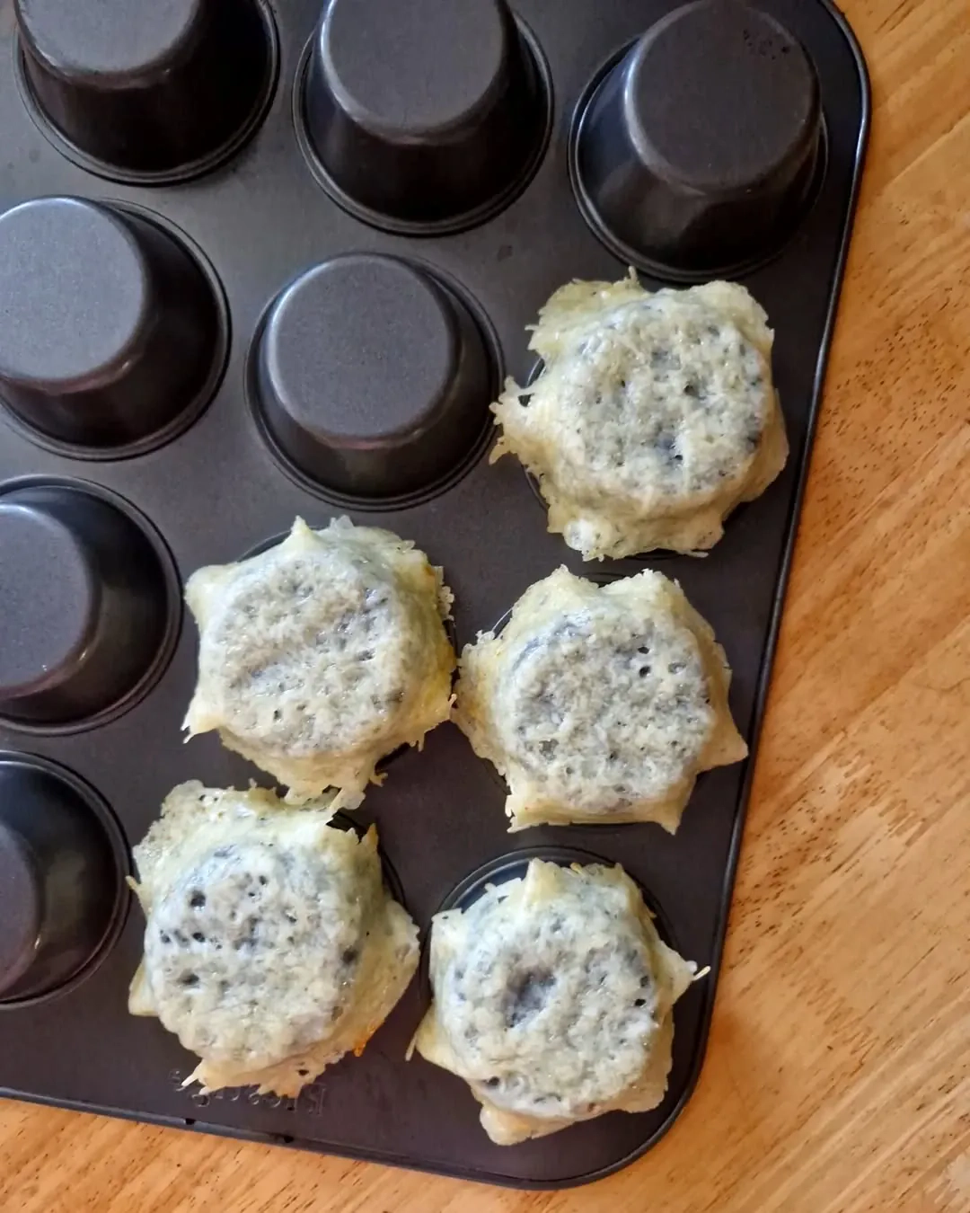 Cezario salotos su vištiena, sūrio krepšeliuose