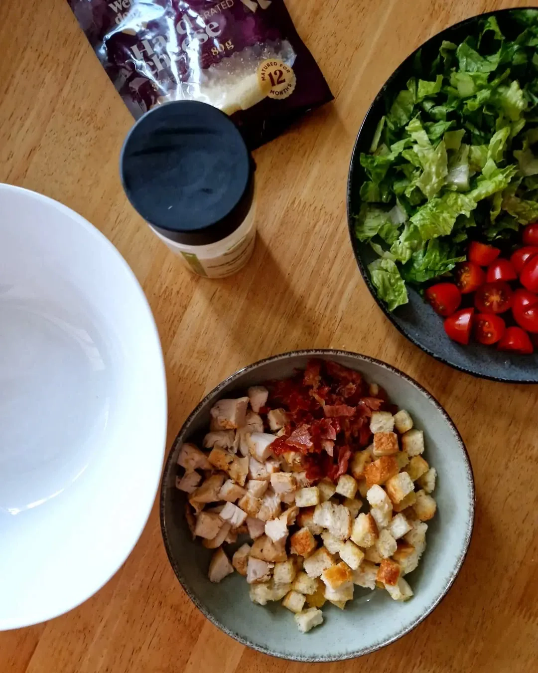 Cezario salotos su vištiena, sūrio krepšeliuose