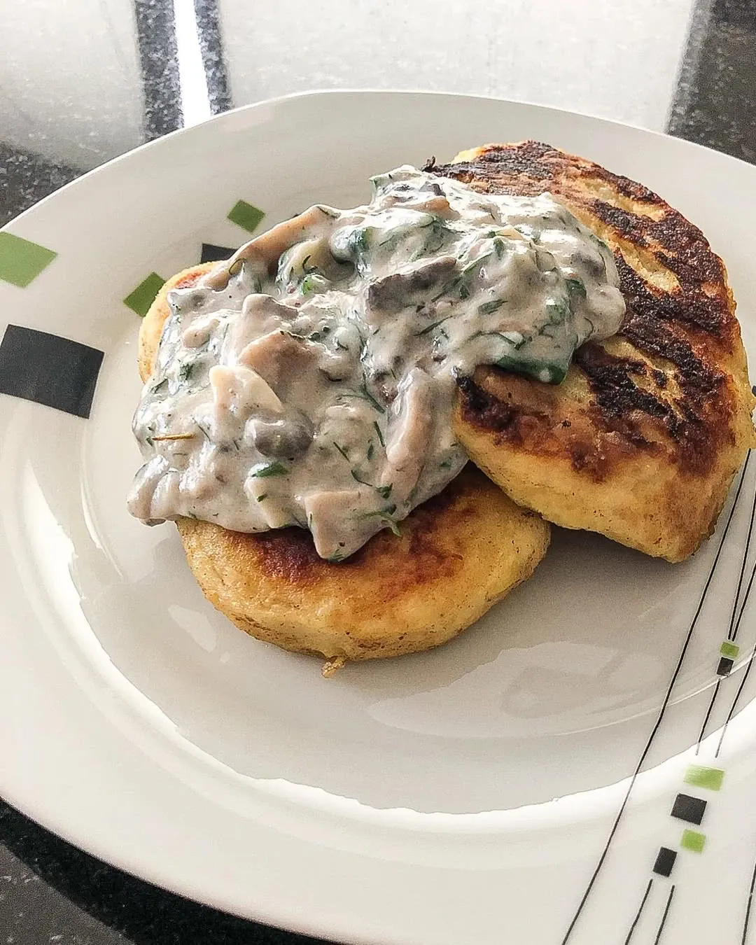 Žemaičių blynai su virta vištiena ir grybų padažu