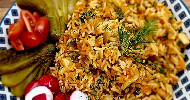 Ryžių plovas su kiauliena, garstyčiomis ir pomidorų padažu, keptas orkaitėje