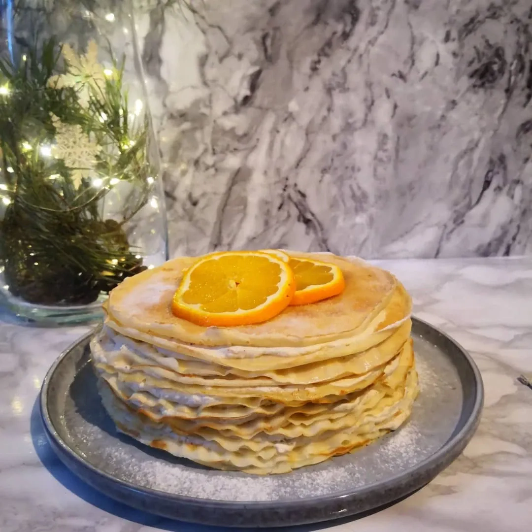 Lietinių blynų pyragas su varške ir sutirštintu pienu