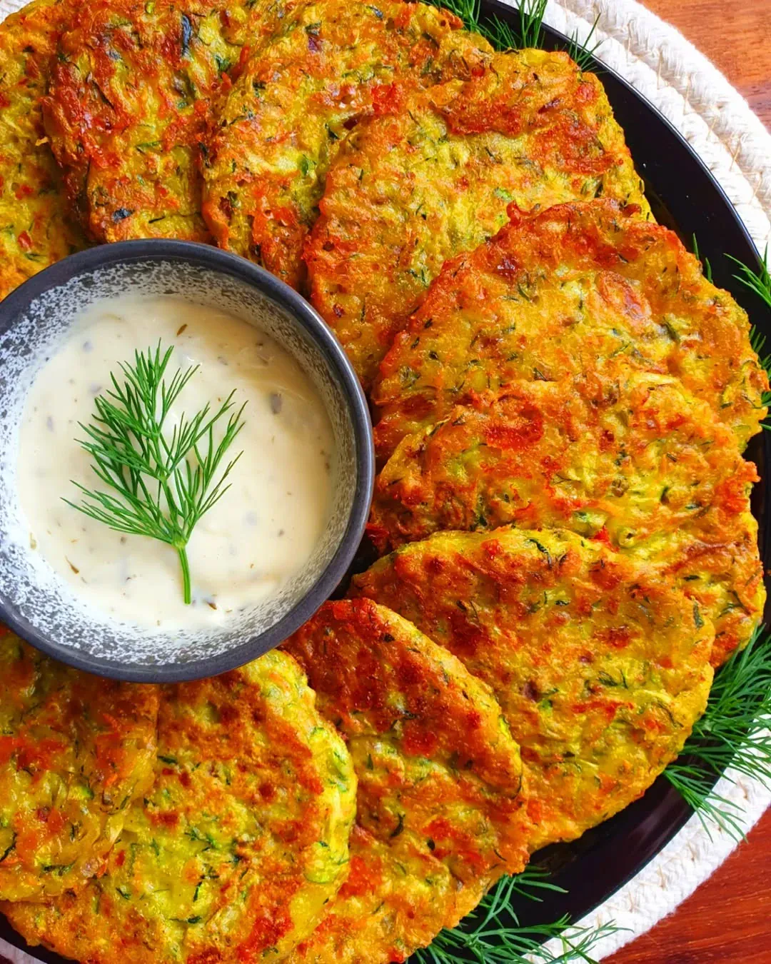 Vegetariški cukinijų, morkų, špinatų ir avižinių dribsnių blyneliai