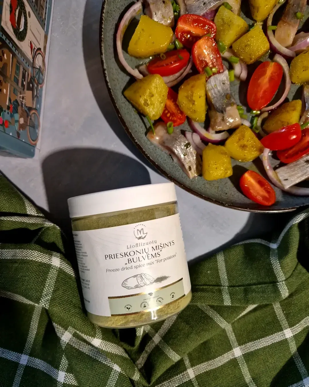 Silkė su apkeptomis bulvėmis ir svogūnais