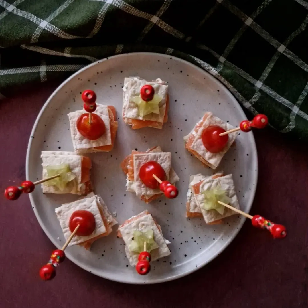 Vieno kąsnio užkandukai su sūdyta lašiša ir kreminiu sūreliu