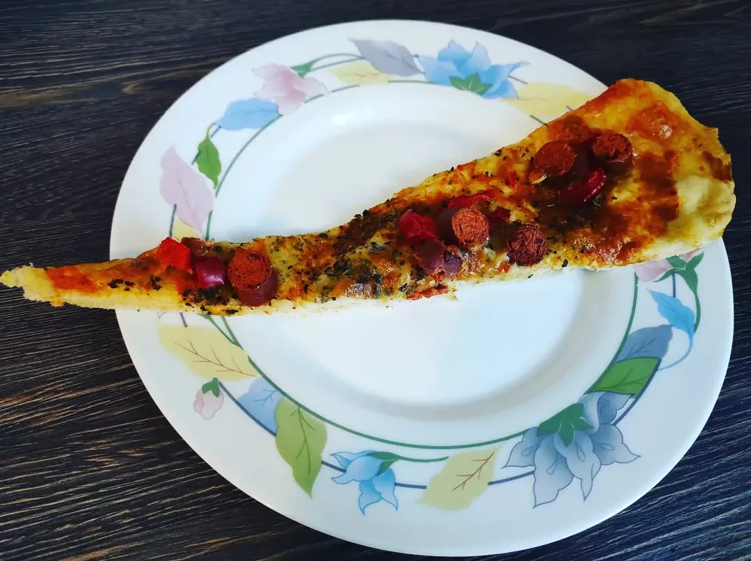 Pica keptuvėje su dešrelėmis, kečupu ir sūriu