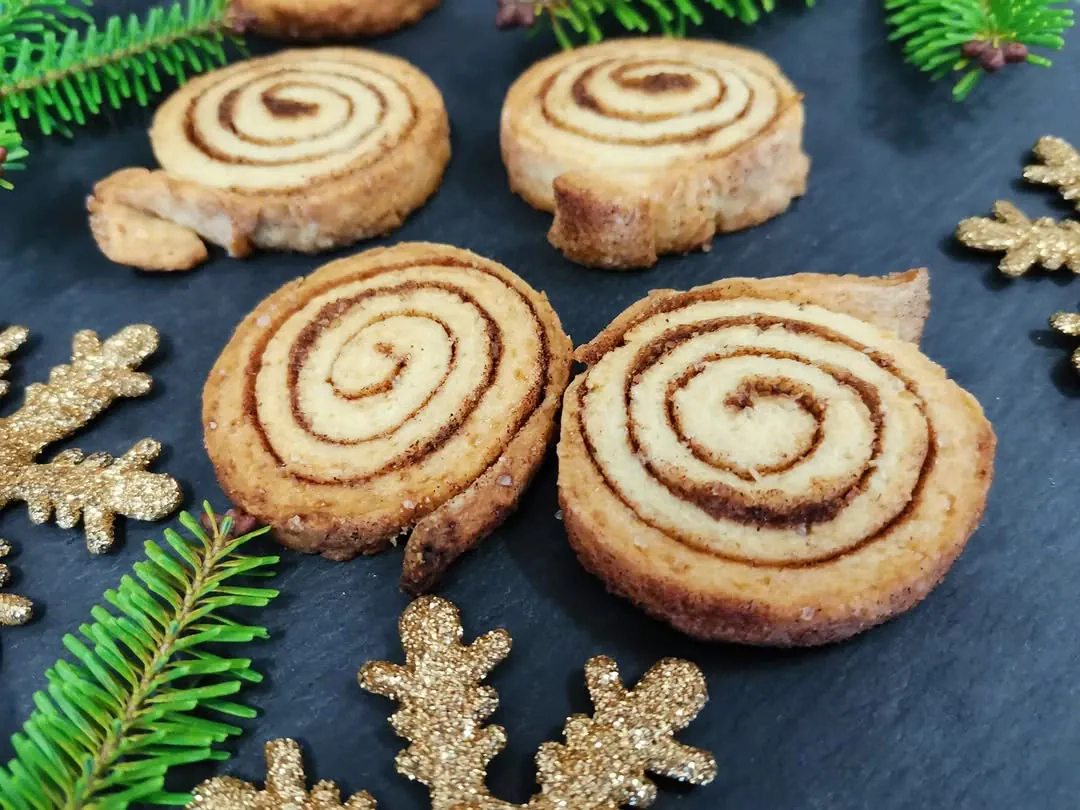 Paprasti sviestiniai sausainiai su cinamonu