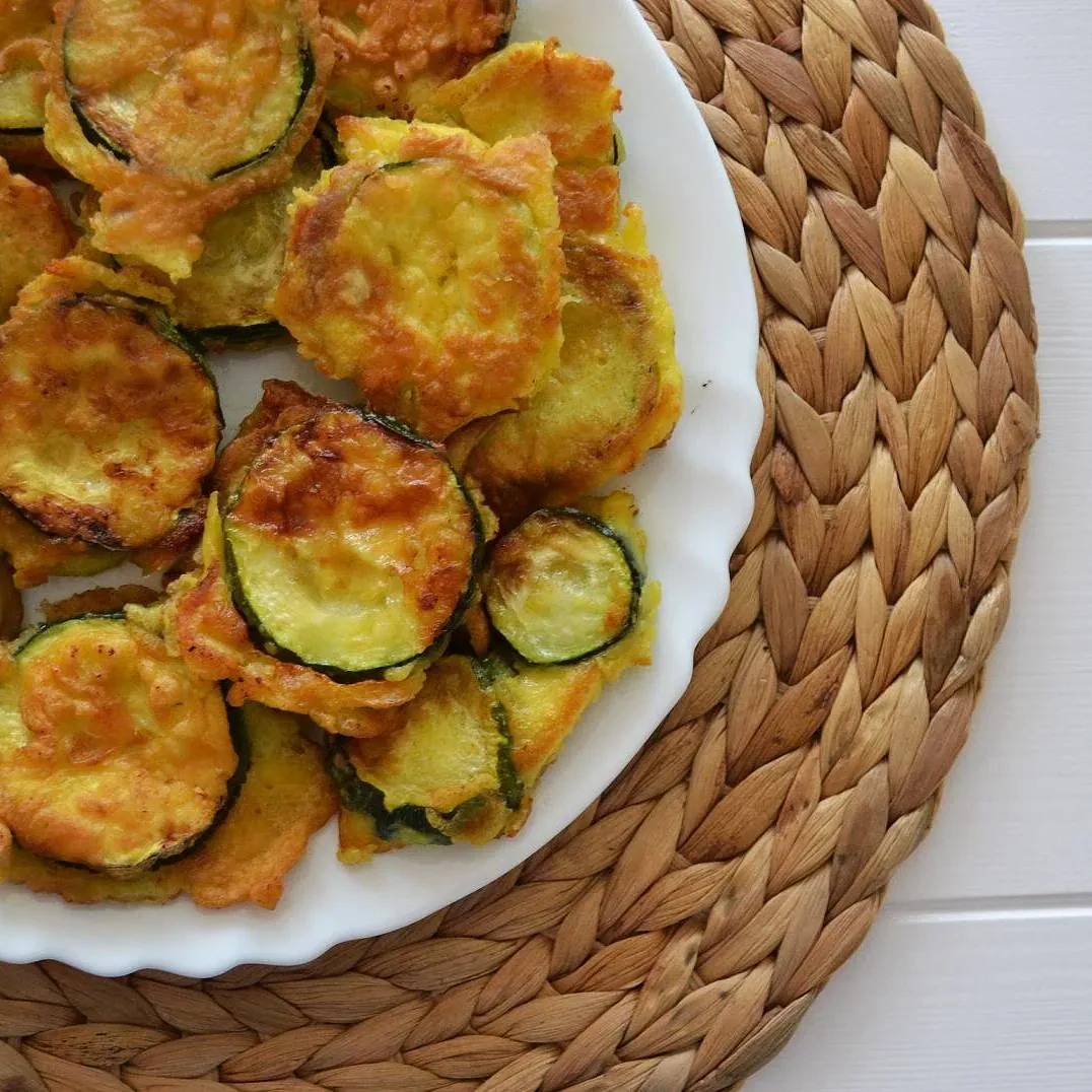 Orkaitėje kepti cukinijos griežinėliai su parmezano sūriu