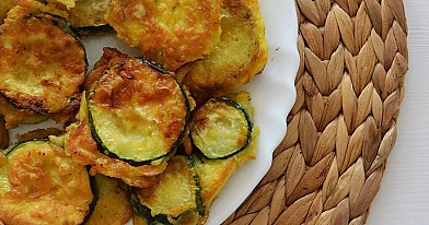 Orkaitėje kepti cukinijos griežinėliai su parmezano sūriu