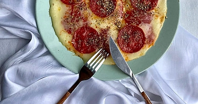 Greita tortilijų pica su dešra ir sūriu