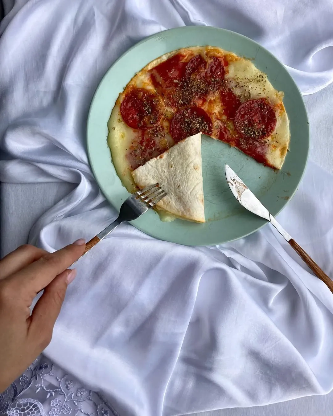 Greita tortilijų pica su dešra ir sūriu Greita tortilijų pica su dešra ir sūriu