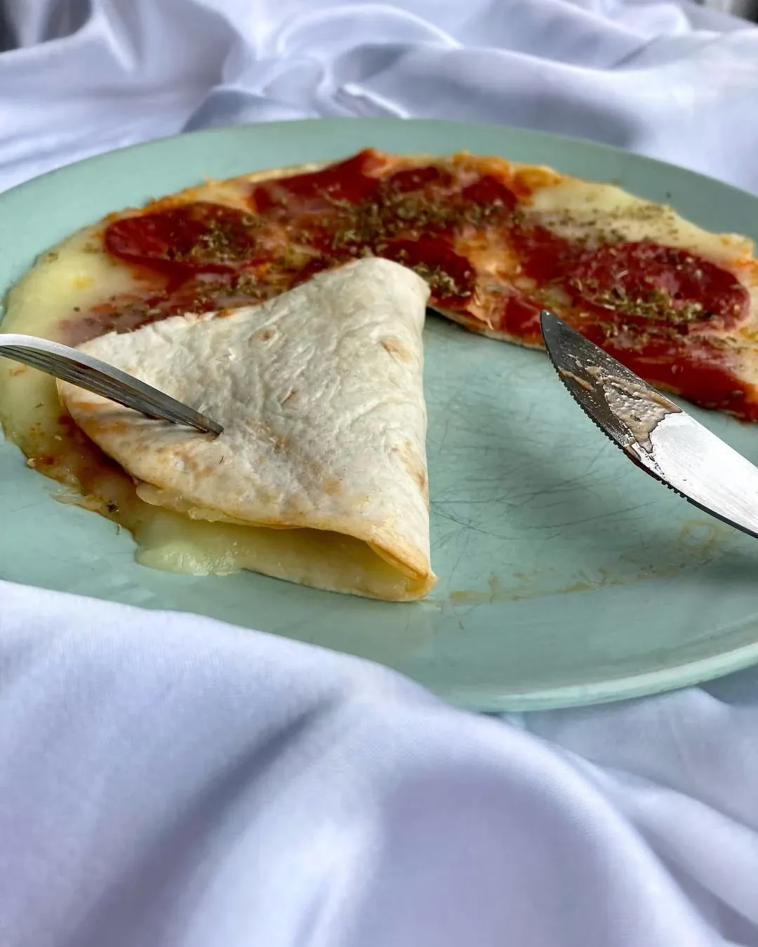 Greita tortilijų pica su dešra ir sūriu Greita tortilijų pica su dešra ir sūriu