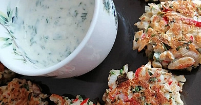 Krabų lazdelių blyneliai su česnakiniu padažu