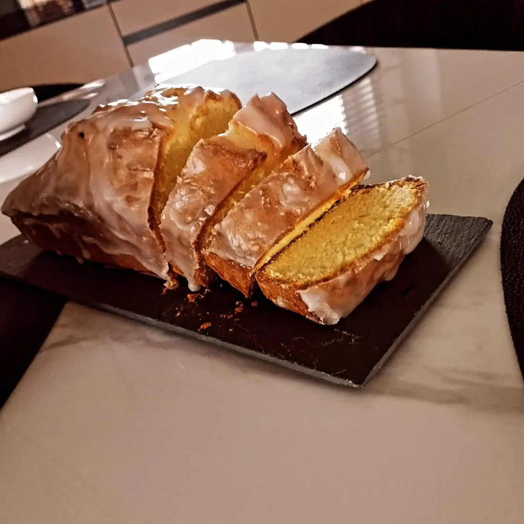Drėgnas citrininis jogurto keksas su glajumi