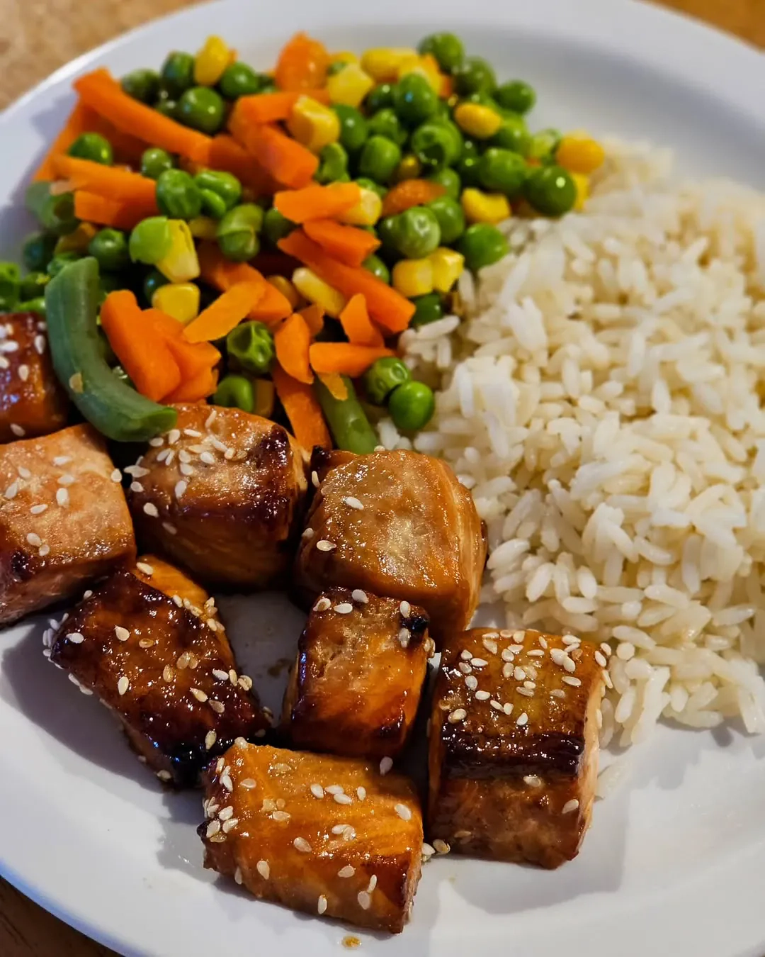 Sultinga lašiša, marinuota su teriyaki padažu, karšto oro gruzdintuvėje
