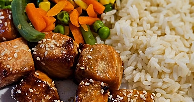 Sultinga lašiša, marinuota su teriyaki padažu, karšto oro gruzdintuvėje