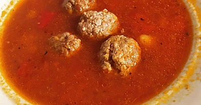 Pomidorų sriuba su mėsos kukuliais ir ryžiais