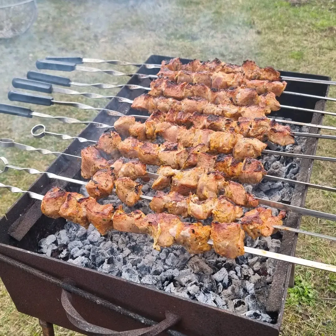 Kiaulienos sprandinės šašlykas kefyro marinate, su baltu sausu vynu