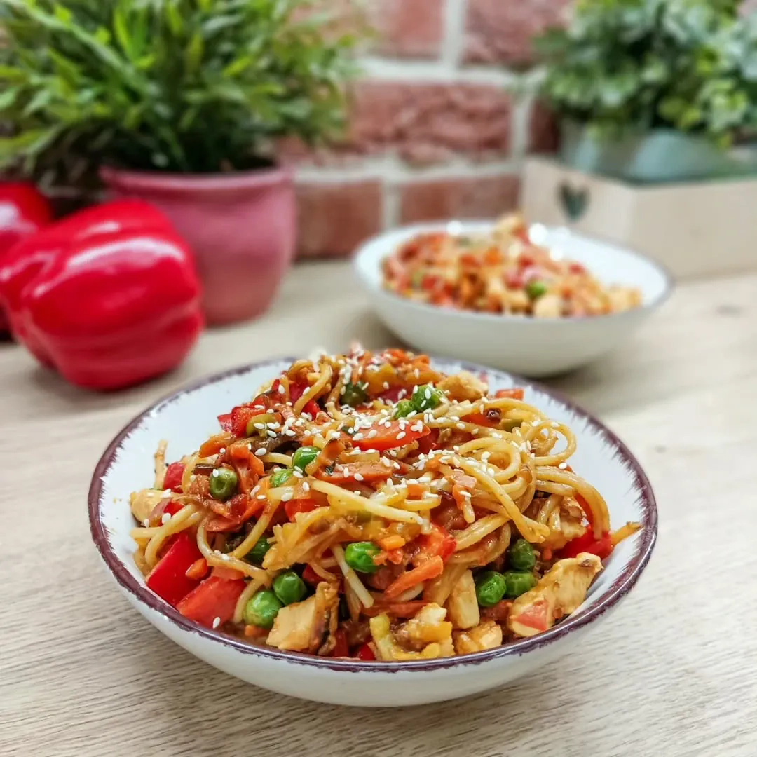 Noodles makaronai su saldžiarūgšte vištiena ir ananasais
