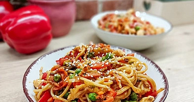 Noodles makaronai su saldžiarūgšte vištiena ir ananasais
