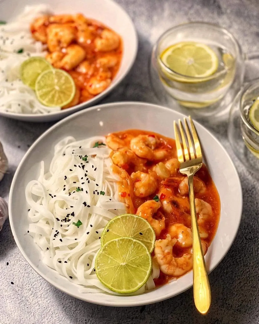 Karališkos krevetės su kokosų pienu ir česnakais