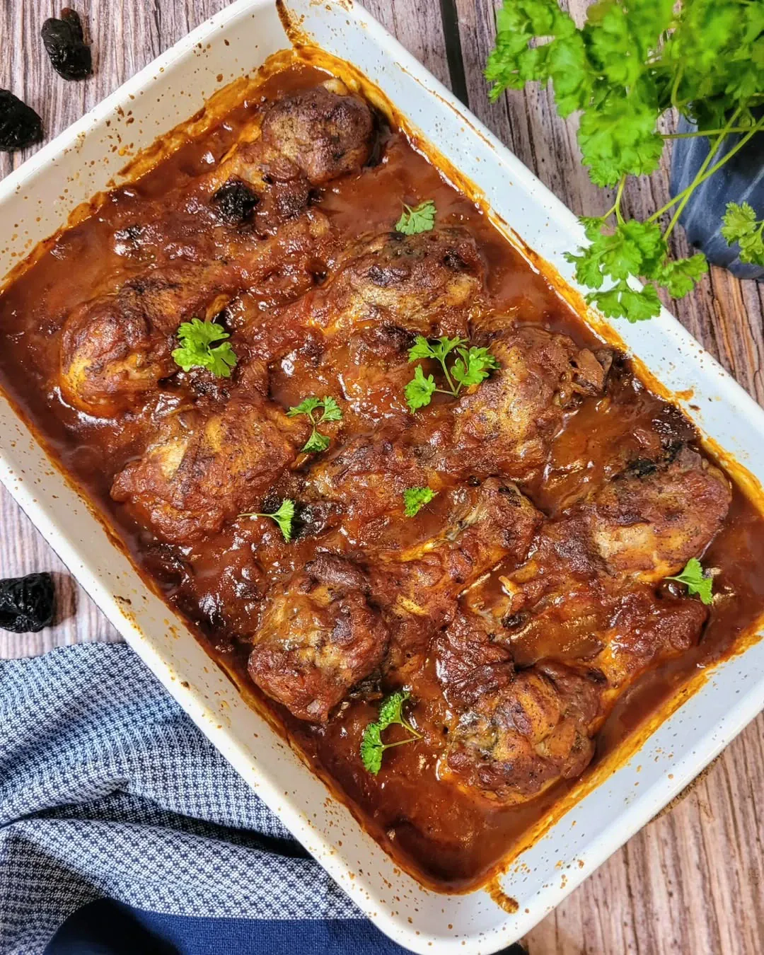 Orkaitėje keptos vištienos blauzdelės su bulvėmis ir daržovėmis