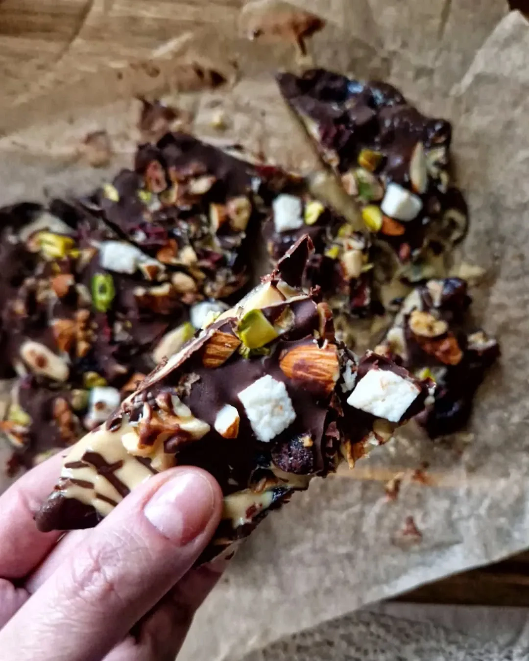 Sveikesnis Snickers desertas su datulėmis, migdolų kremu ir riešutais