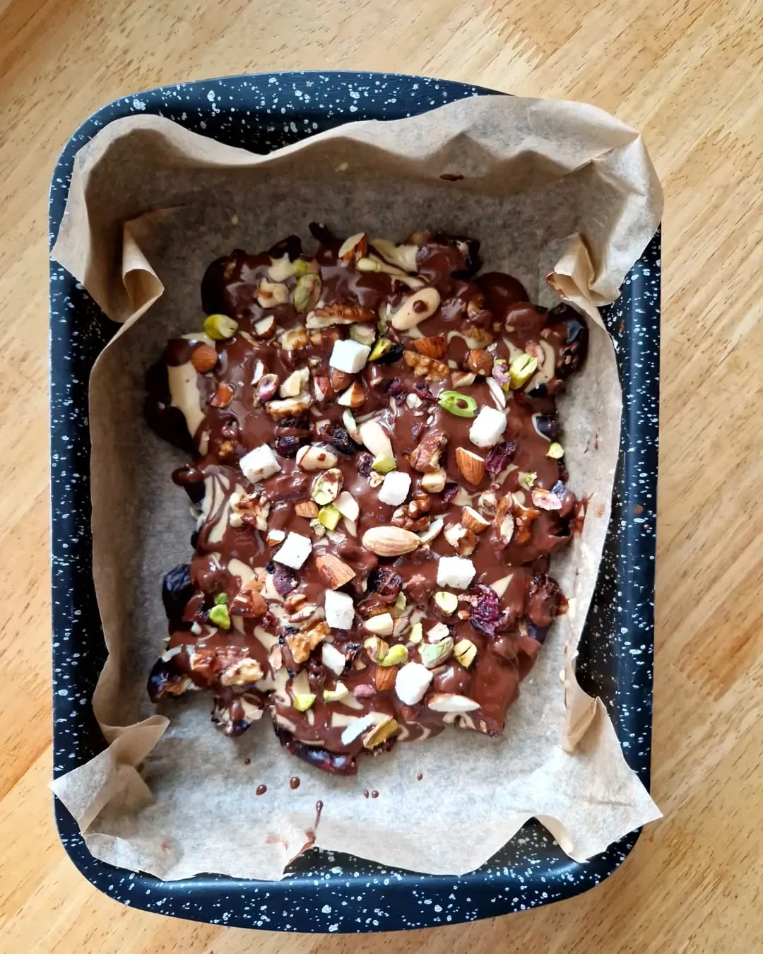 Sveikesnis Snickers desertas su datulėmis, migdolų kremu ir riešutais