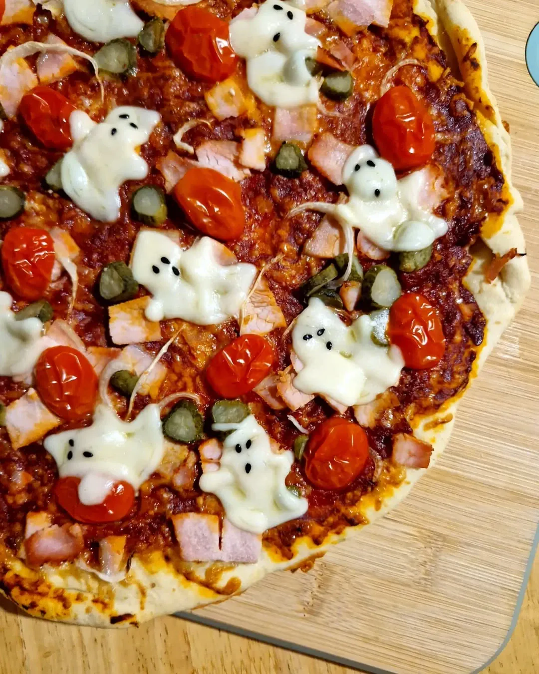 Helovino pica su kumpiu mažais vaiduokliais iš sūrio