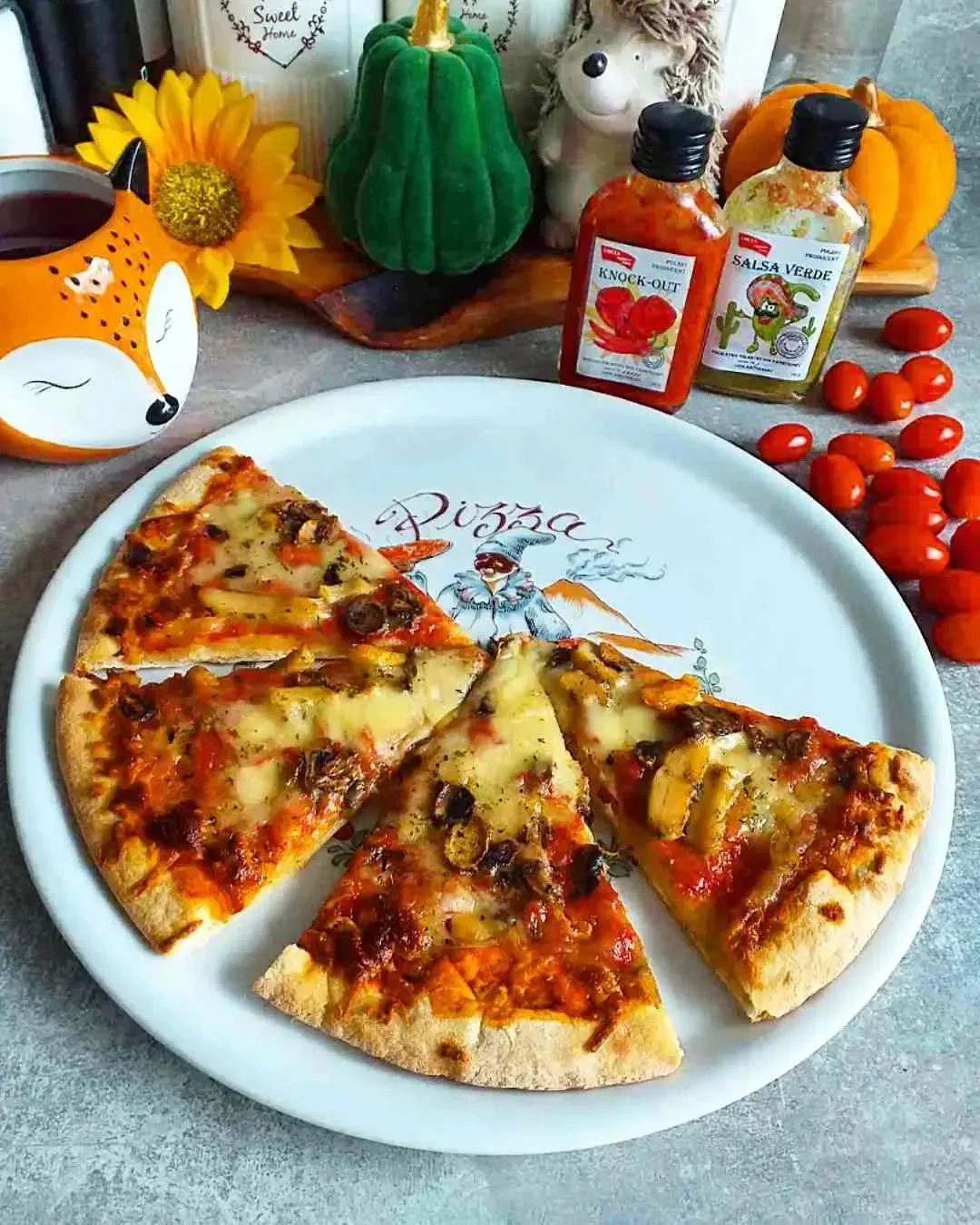 Sluoksniuotos tešlos vištienos ir daržovių pica su sūriu
