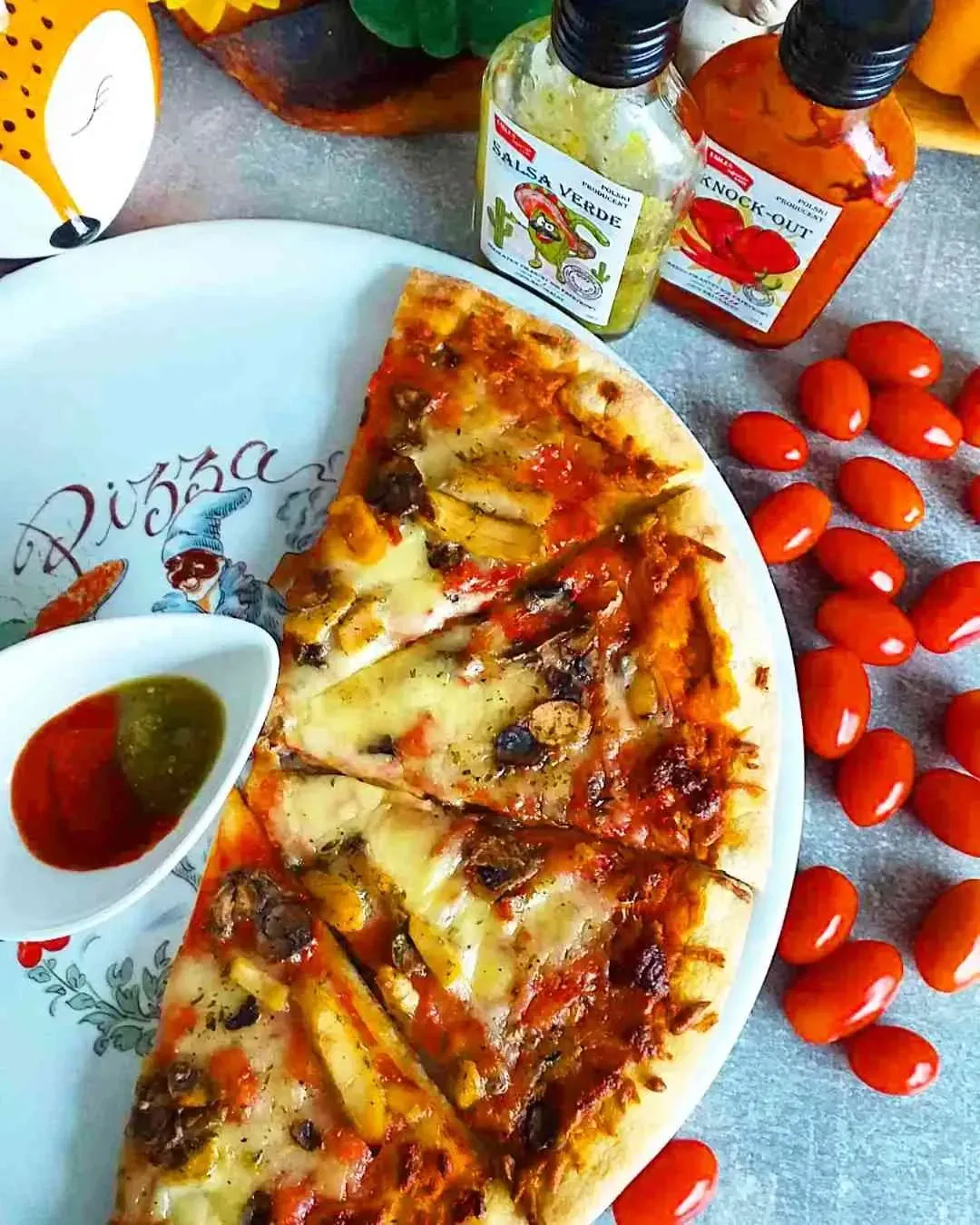 Sluoksniuotos tešlos vištienos ir daržovių pica su sūriu