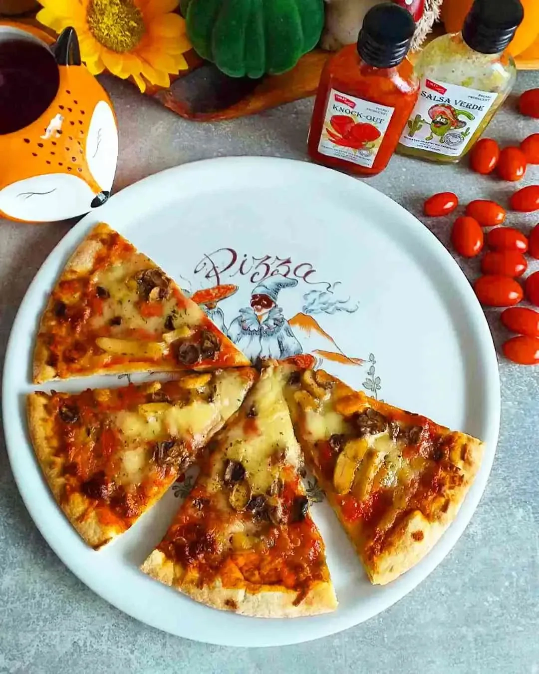 Sluoksniuotos tešlos vištienos ir daržovių pica su sūriu