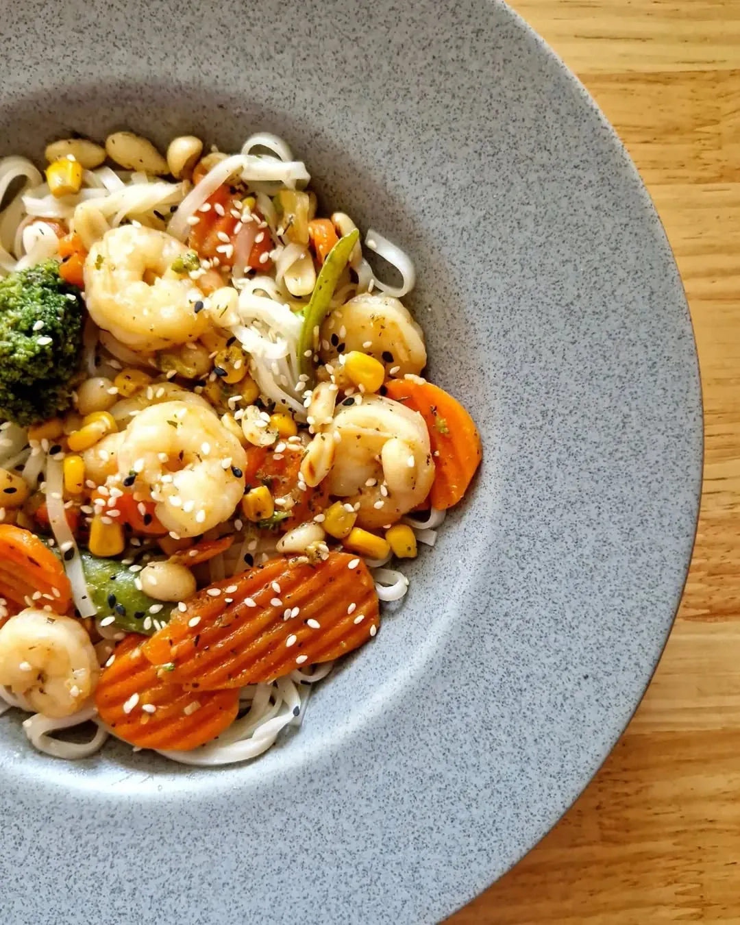 WOK su krevetėmis, ryžių makaronais ir daržovėmis