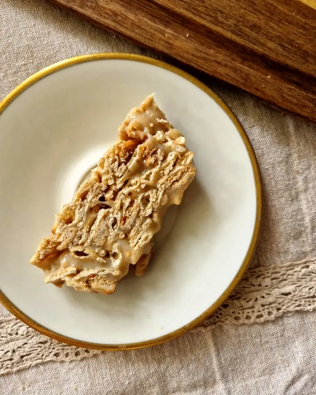 Cinamonis tinginys su cini minis dribsniais ir kondensuotu pienu