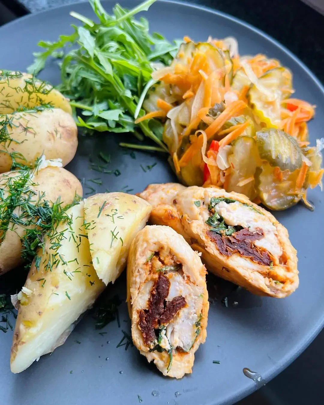 Vištienos suktinukai su balto pelėsio sūriu ir saulėje džiovintais pomidorais