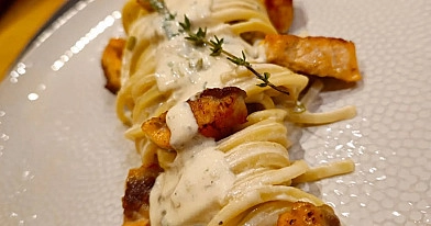 Makaronai (spagečiai) su kepta lašiša ir grietinėlės padažu