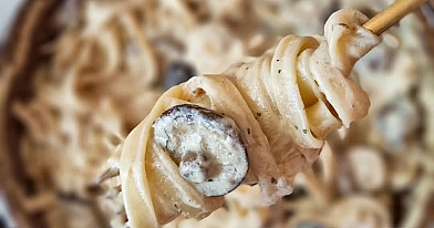 Tagliatelle makaronai su vištiena, pievagrybiais, grietinėle ir sūriu
