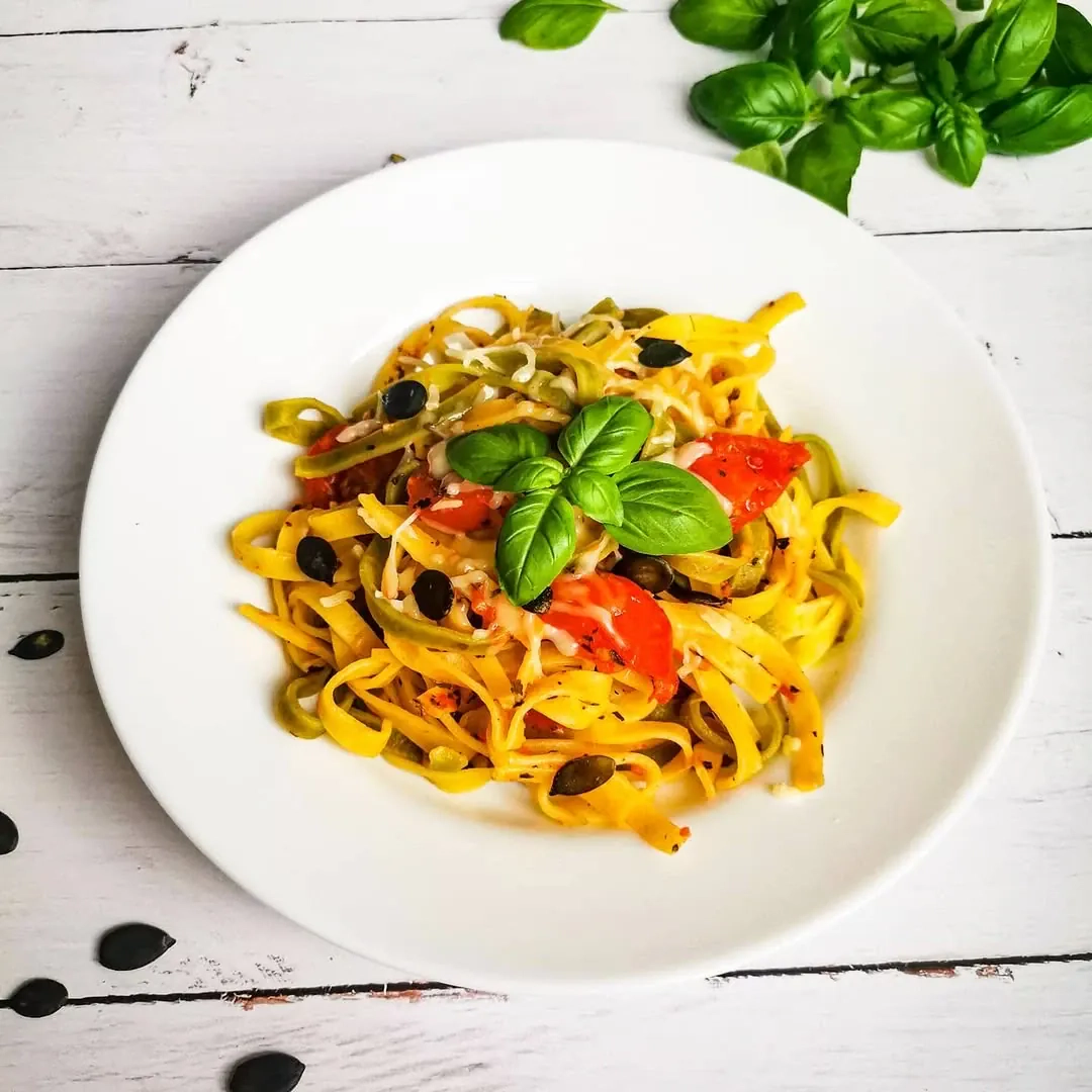 Tagliatelle juostiniai makaronai su daržovėmis ir parmezano sūriu